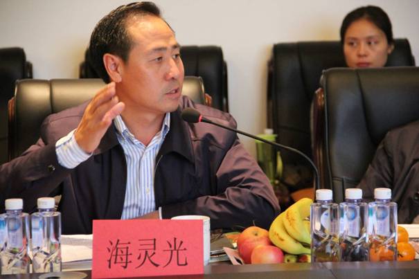 海南省內(nèi)蒙古商會(huì)會(huì)長(zhǎng)、內(nèi)蒙古農(nóng)牧業(yè)產(chǎn)業(yè)化龍頭企業(yè)協(xié)會(huì)海南辦事處主任海靈光介紹對(duì)接情況.JPG