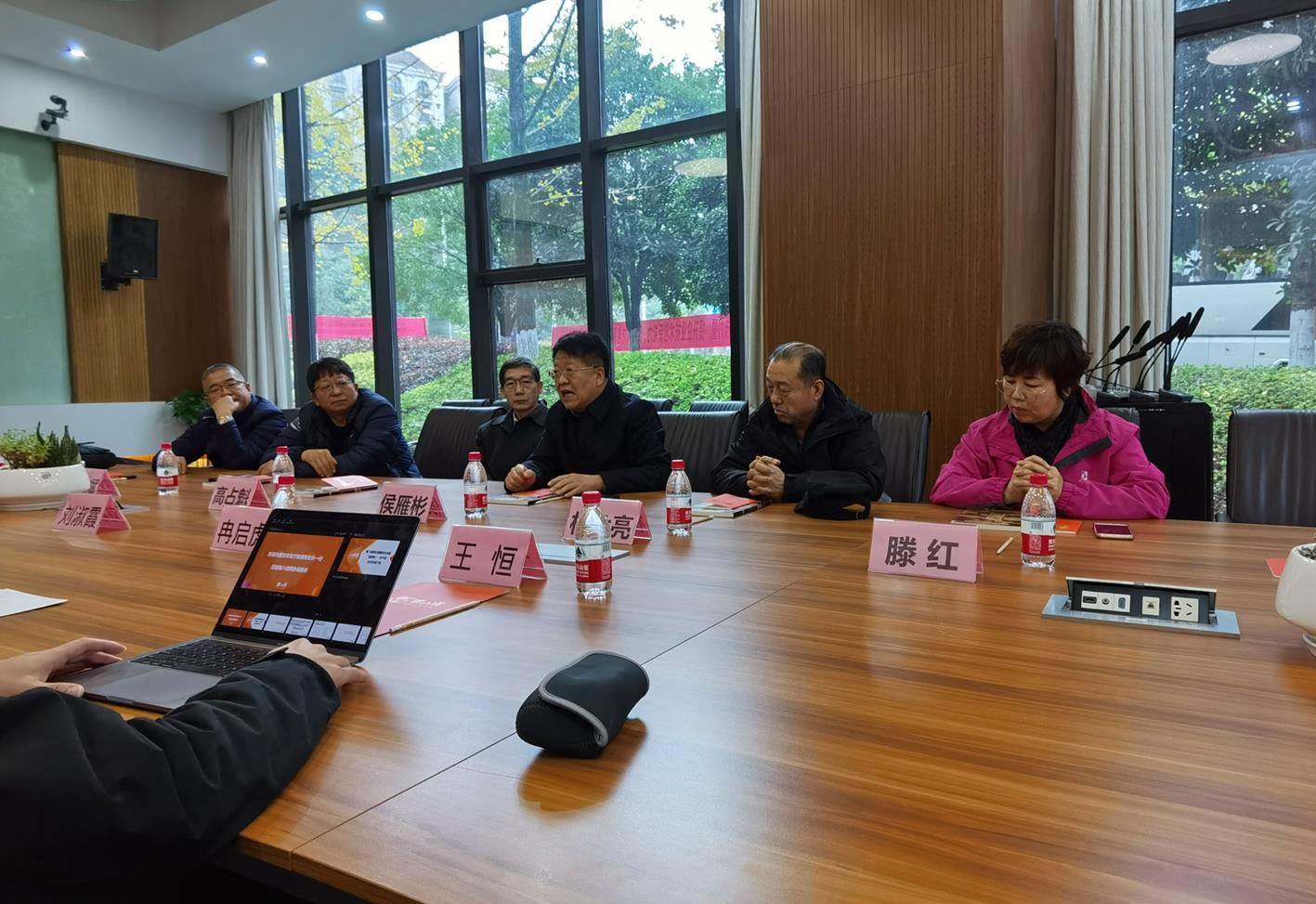 侯雁冰處長一行到豬八戒網參觀座談