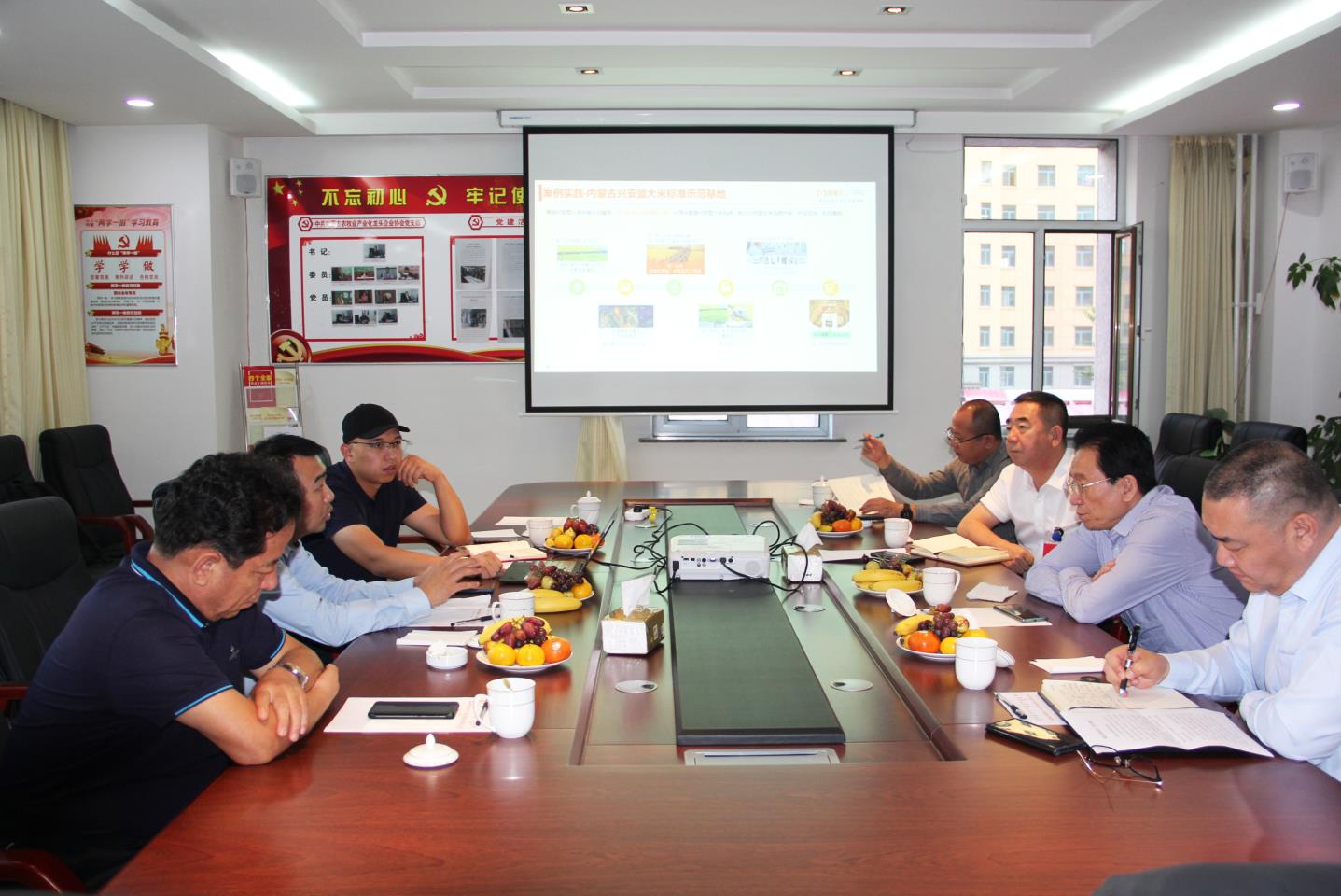 內蒙古農牧業(yè)產業(yè)化龍頭企業(yè)協(xié)會與阿里巴巴中國區(qū)域西北大區(qū)總經理衛(wèi)煒一行洽談合作